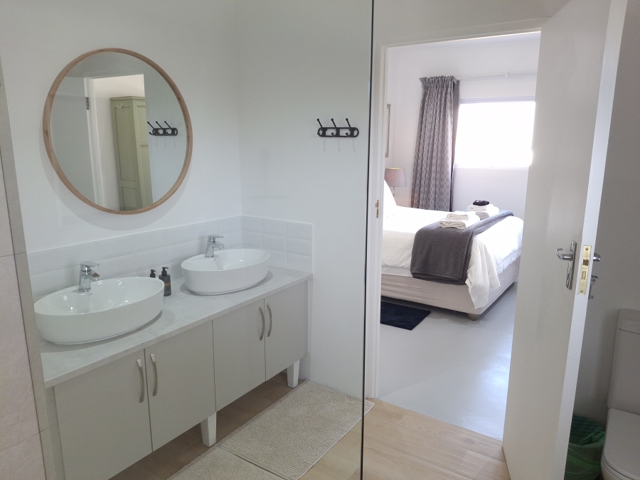 To Let 1 Bedroom Property for Rent in Clovelly Western Cape